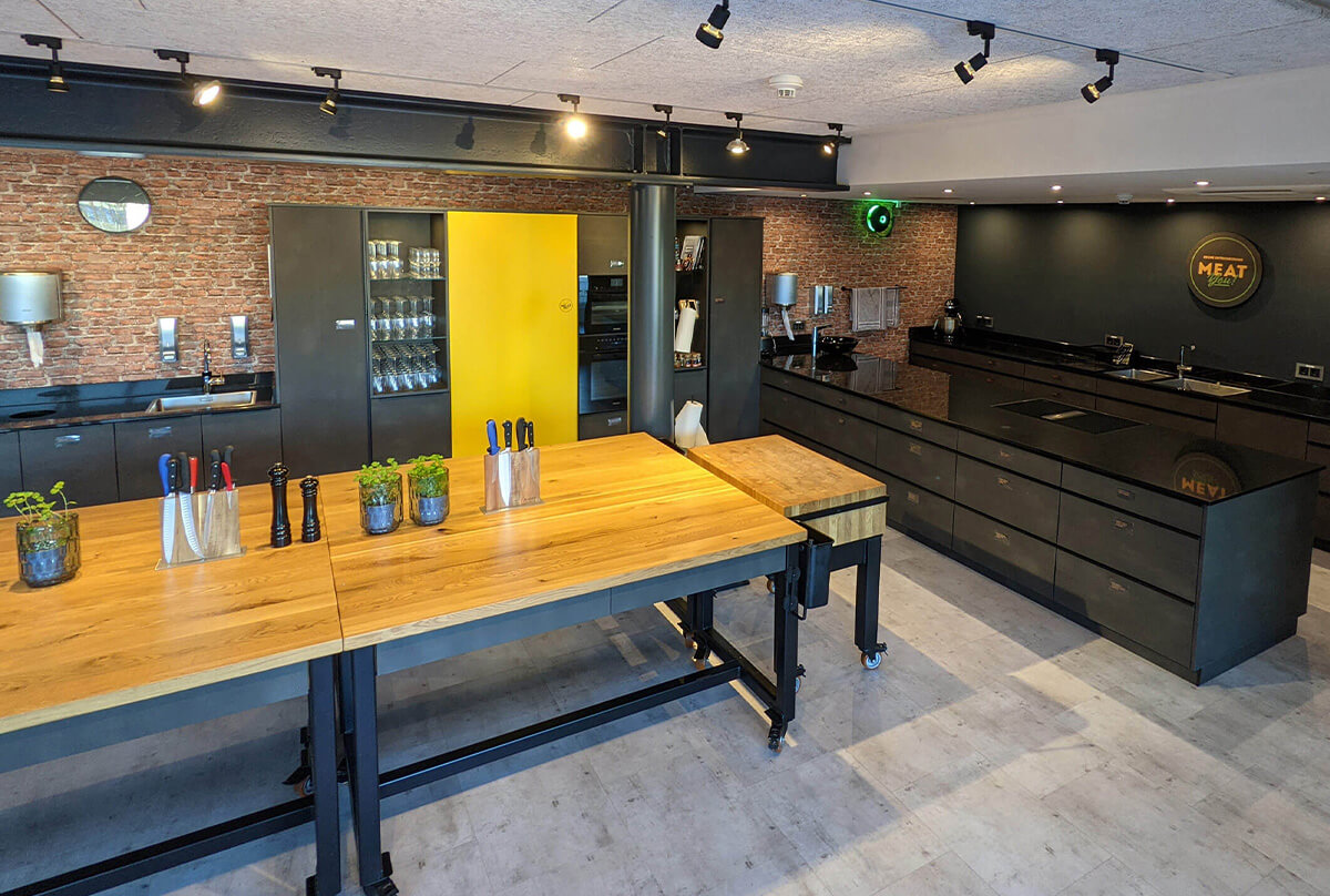 Dunkle Showküche von MEATYOU