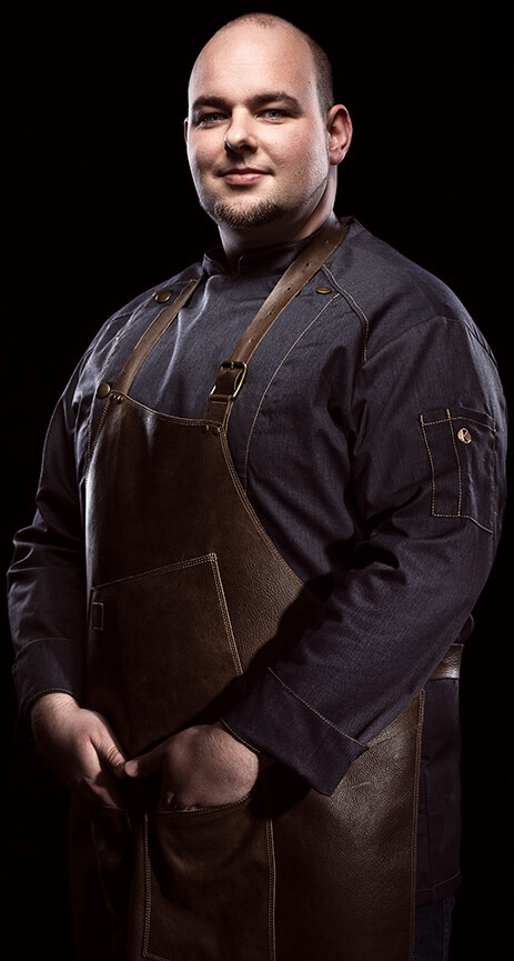 Person hält ein Stück Fleisch auf einem Brett